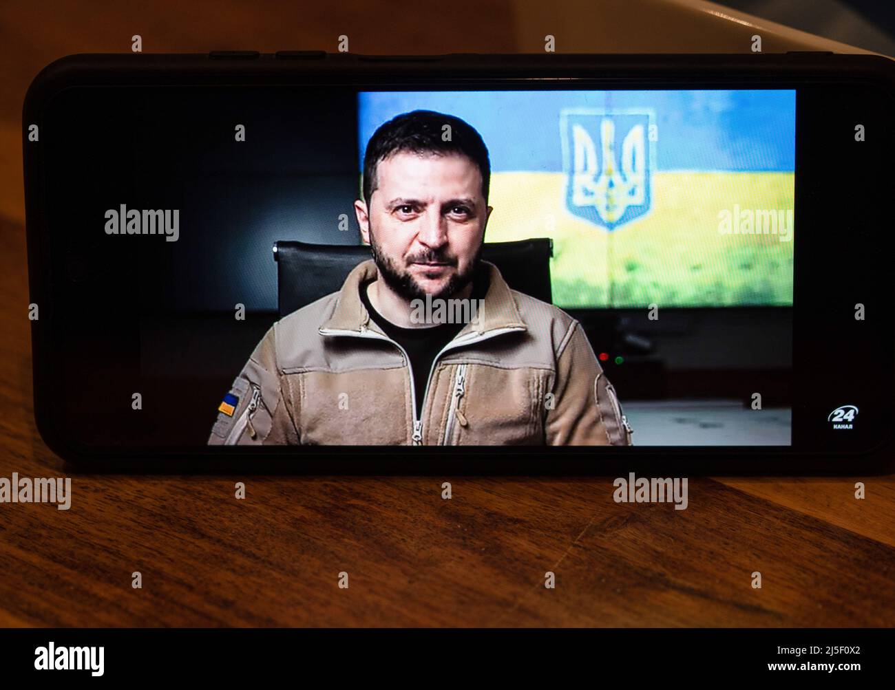 Vilshofen sul Danubio, Germania. 22nd Apr 2022. Uno screengrab dell'indirizzo TV di Volodymyr Zelensky a tarda notte. Il Presidente ha notato che le forze armate ucraine resistono ferocemente agli invasori e sono diventate un vero bastione della statura Ucraina e dell'identità nazionale. Credit: SOPA Images Limited/Alamy Live News Foto Stock