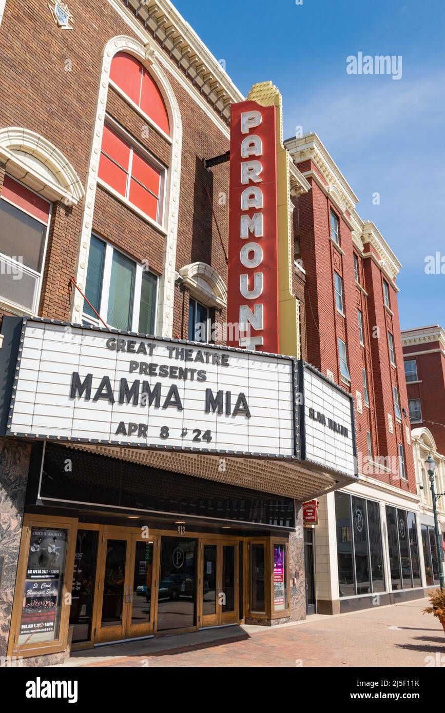 SAINT CLOUD, MINNESOTA - 19 febbraio 2022: Il Paramount Center for the Arts, situato a 101 10th Ave N, è fotografato. Gli orsacchiotti del teatro Foto Stock