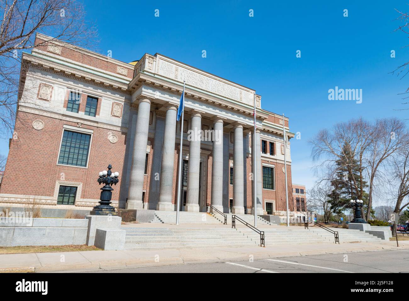 SAINT CLOUD, MINNESOTA - 19 febbraio 2022: Il tribunale della contea di Stearns, situato a 725 Courthouse Square, è fotografato. Foto Stock