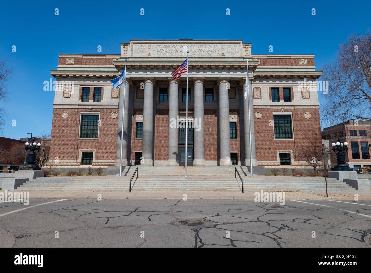 SAINT CLOUD, MINNESOTA - 19 febbraio 2022: Il tribunale della contea di Stearns, situato a 725 Courthouse Square, è fotografato. Foto Stock