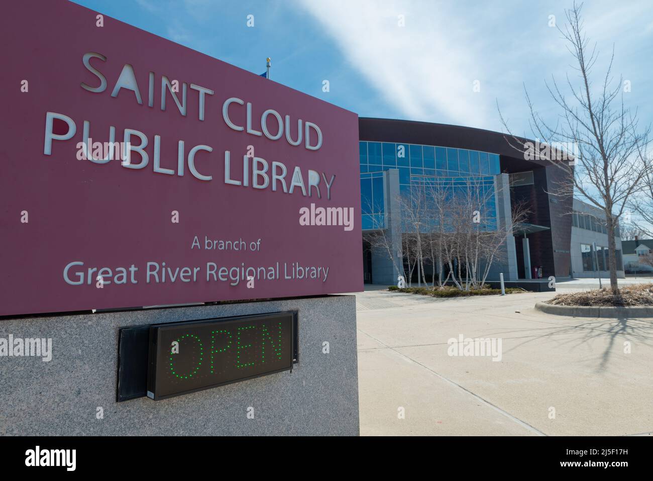 SAINT CLOUD, MINNESOTA - 19 febbraio 2022: Il cartello della Saint Cloud Public Library viene fotografato con l'edificio della biblioteca sullo sfondo. Foto Stock