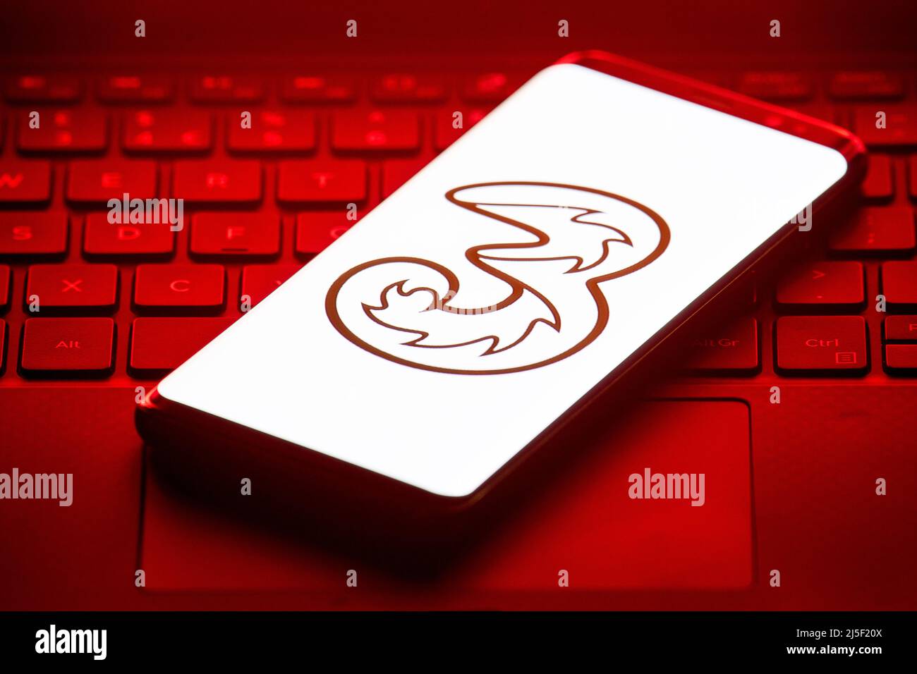 Foto del file datata 07/12/18 del logo della rete di telefonia mobile tre visualizzato sullo schermo di uno smartphone. Gli utenti di telefonia potrebbero pagare più di quanto hanno bisogno e ricevere un servizio peggiore rimanendo con le reti mobili più grandi del Regno Unito, campione del consumatore che? ha detto. Data di emissione: Sabato 23 aprile 2022. Foto Stock