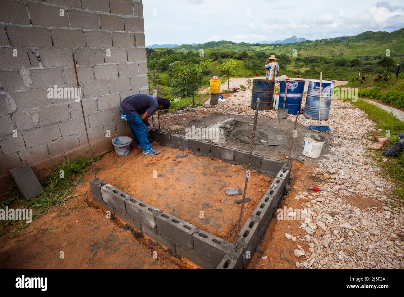 L'operaio di costruzione sta costruendo una nuova casa a Las Minas de Tulu, provincia di Cocle, Repubblica di Panama, America Centrale. Foto Stock