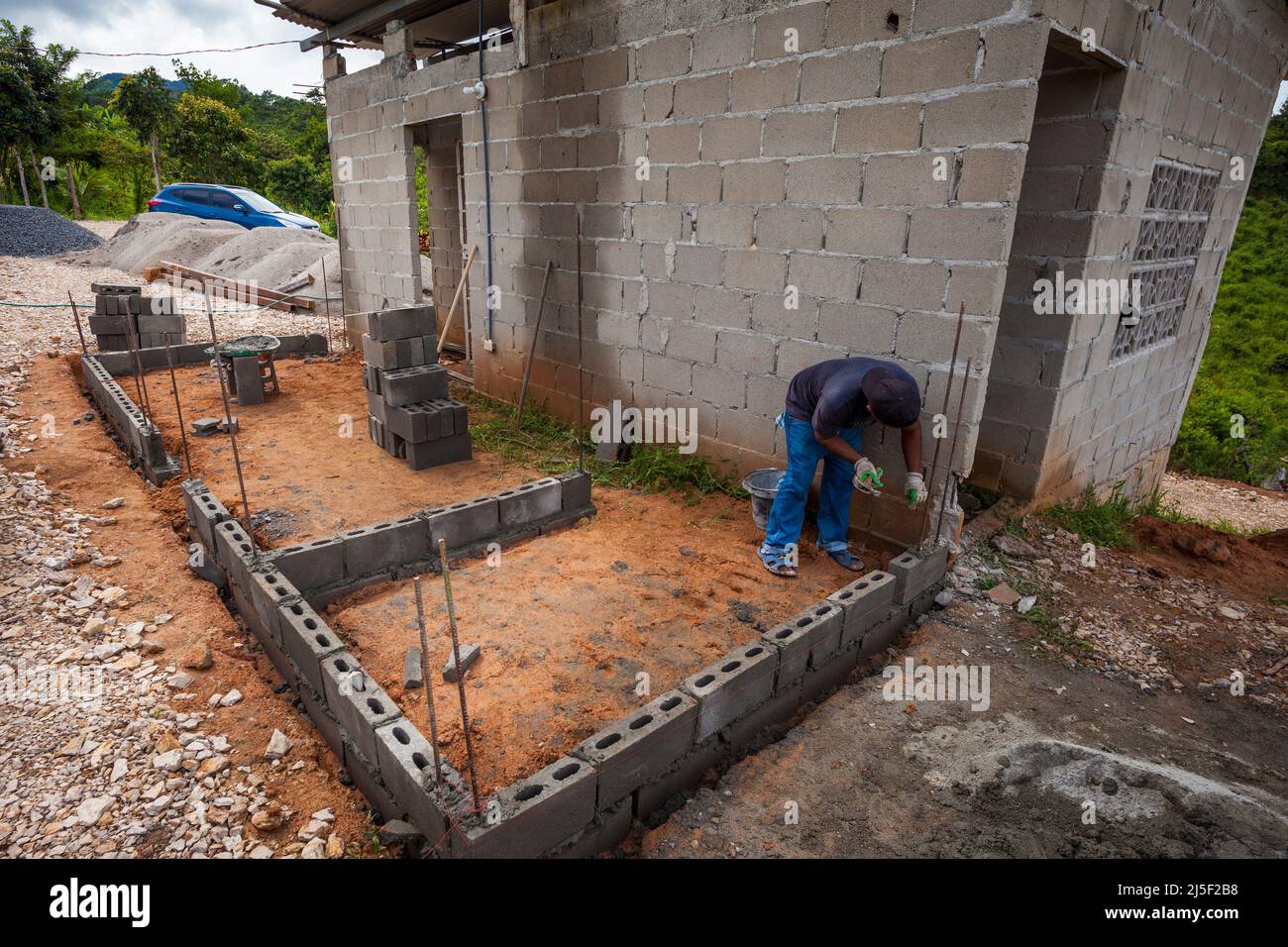 L'operaio di costruzione sta costruendo una nuova casa a Las Minas de Tulu, provincia di Cocle, Repubblica di Panama, America Centrale. Foto Stock