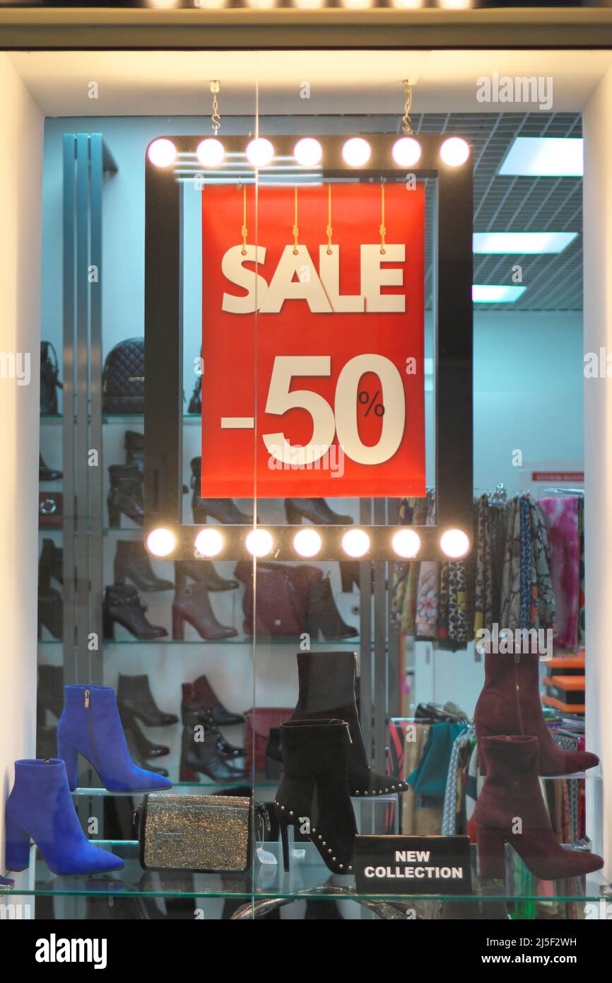 L'avviso del segno di vendita in un deposito di vestiti. Pubblicità del centro commerciale. Foto Stock