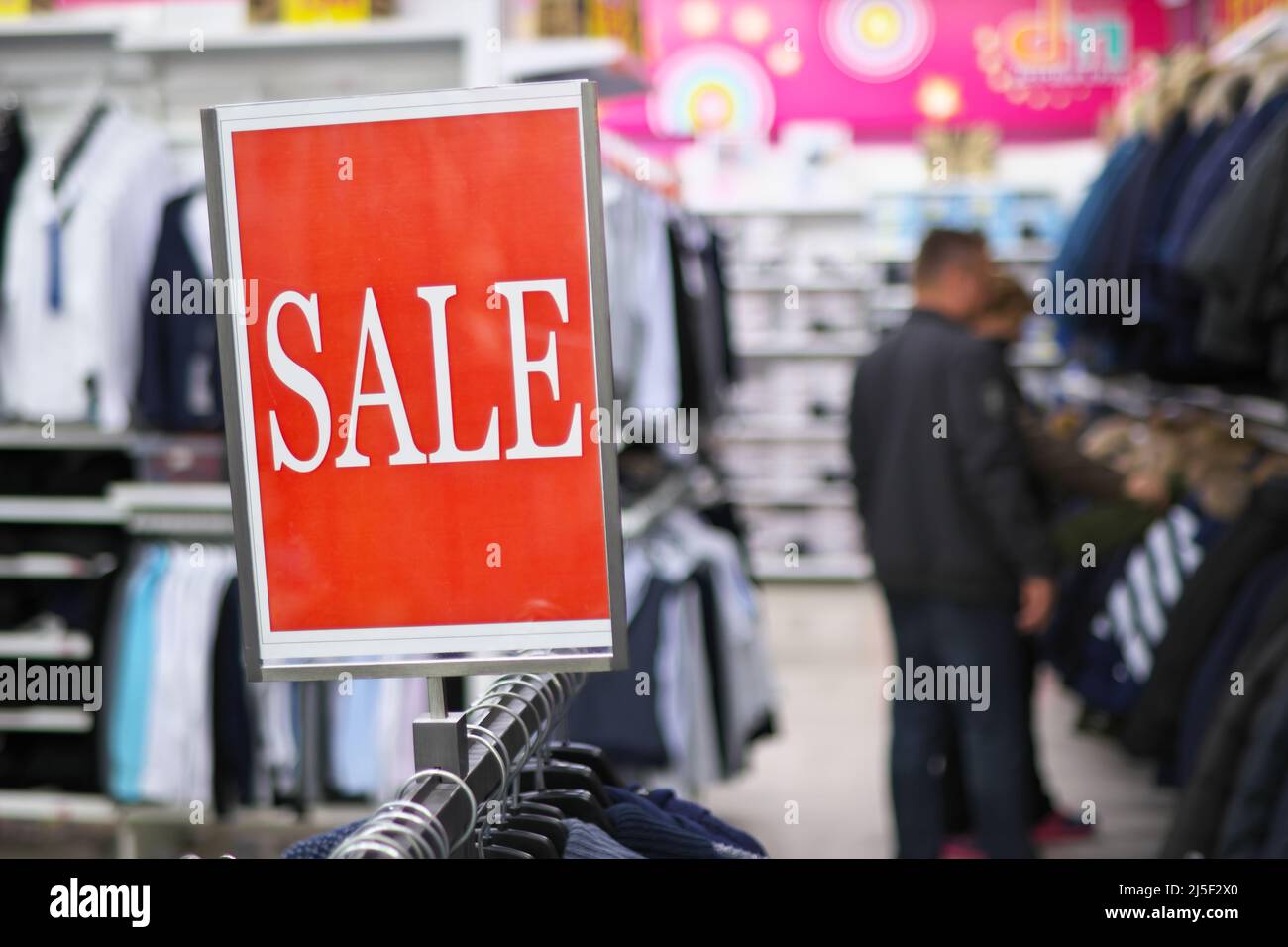 Cartello di vendita in un negozio di abbigliamento. Pubblicità del centro commerciale. Foto Stock