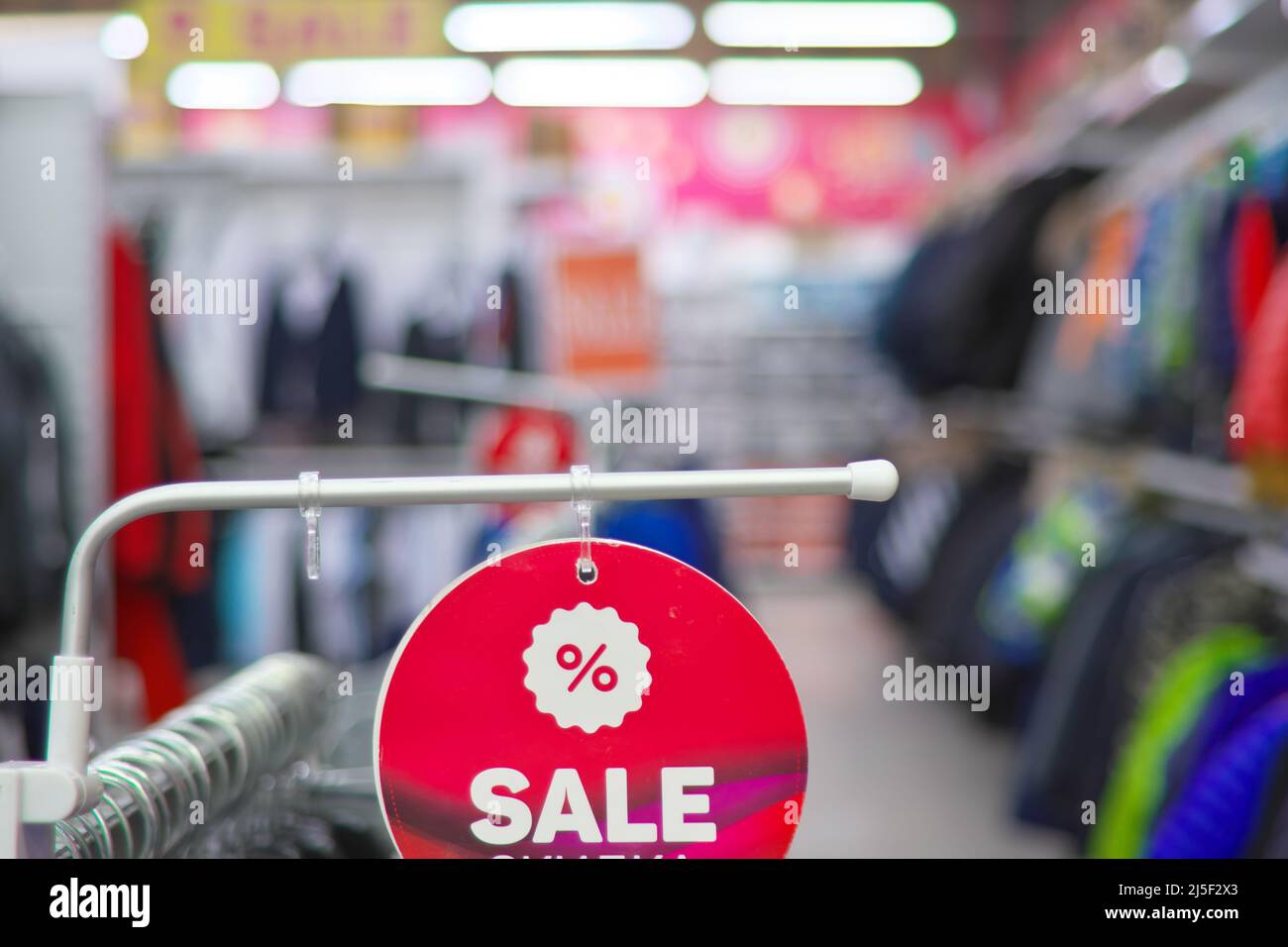 Cartello di vendita in un negozio di abbigliamento. Pubblicità del centro commerciale. Foto Stock