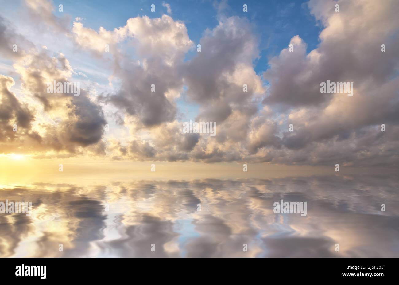 Sfondo del cielo al tramonto. Nuvole soffici e riflessi d'acqua. Composizione della natura. Foto Stock