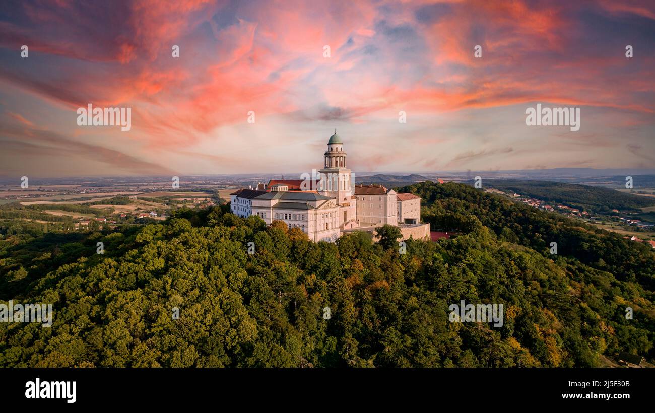 Veduta aerea dell'Arciabbazia di Pannonhalma Ungheria al tramonto Foto Stock