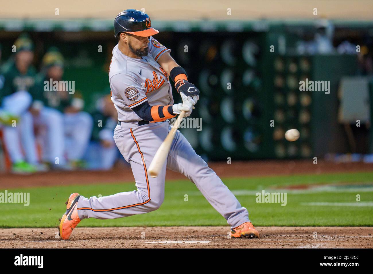 Baltimore Orioles catcher Robinson Chirinos (23) singles durante il quarto inning contro l'Oakland Athletics a Oakland, CA Martedì 19 aprile 2022. Foto Stock