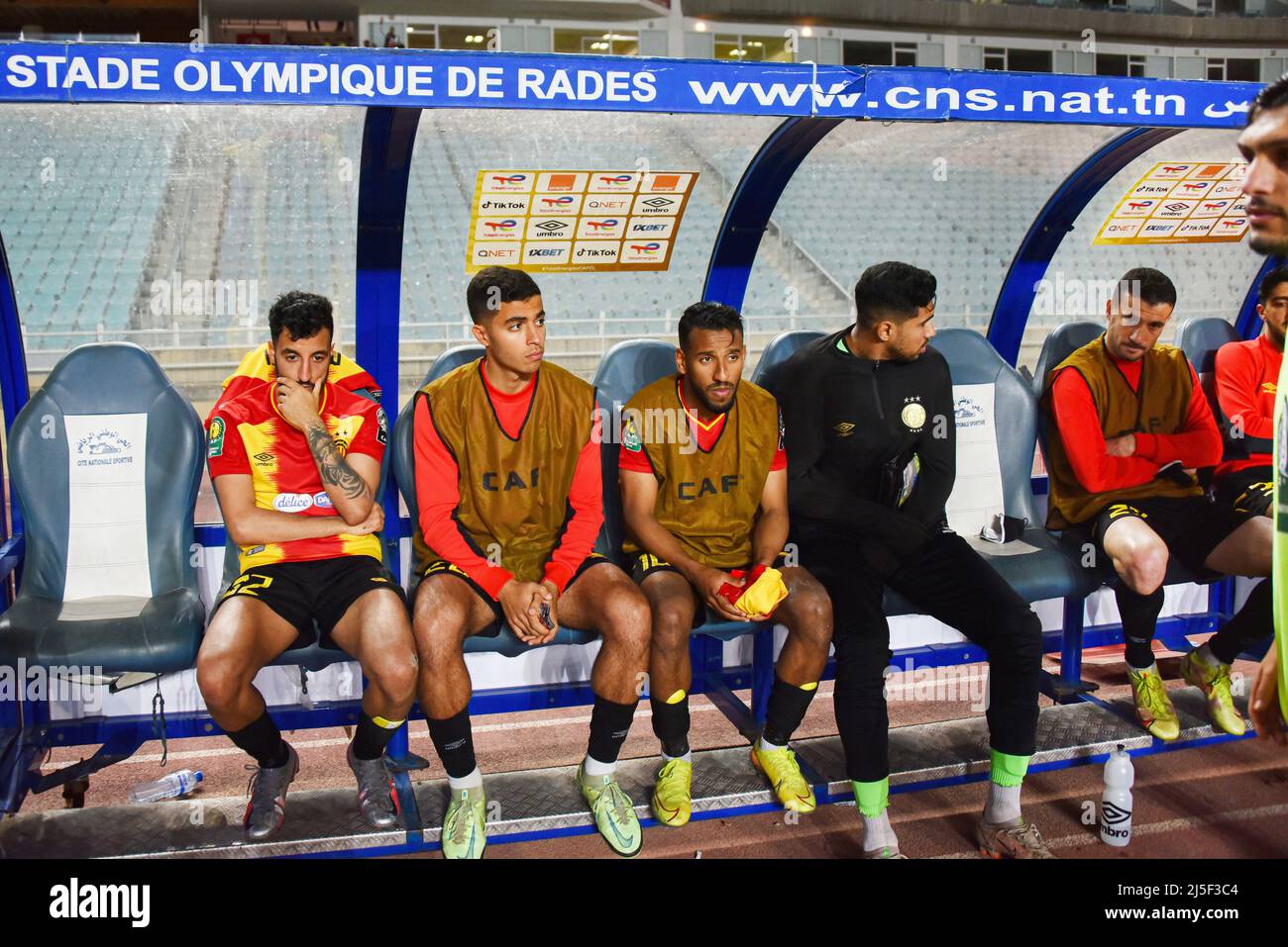 Tunisi, Tunisia. 22nd Apr 2022. Giocatori di Esperance Tunis dopo la partita di calcio delle finali del CAF Champions League tra Esperance Tunis ed ES Setif a Tunisi. (Punteggio finale; Esperance sportive Tunisia 0:1 ES Setif Algeria) Credit: SOPA Images Limited/Alamy Live News Foto Stock