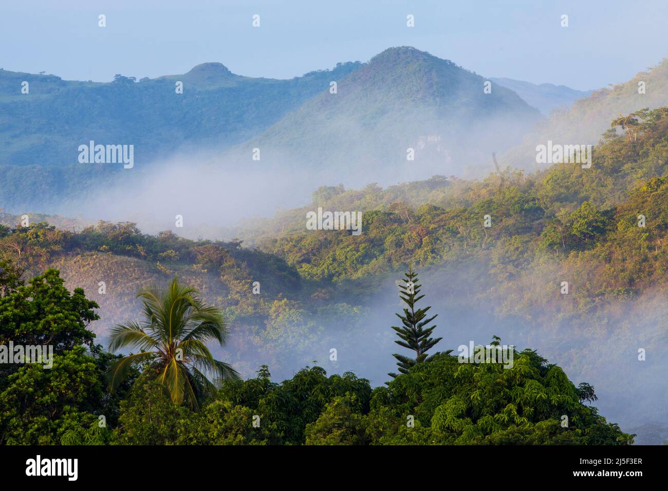 Paesaggio montano di Panama nella prima mattina nebbia intorno alle montagne boscose nella zona di Las Minas de Tulu nella provincia di Cocle, Repubblica di Panama. Foto Stock