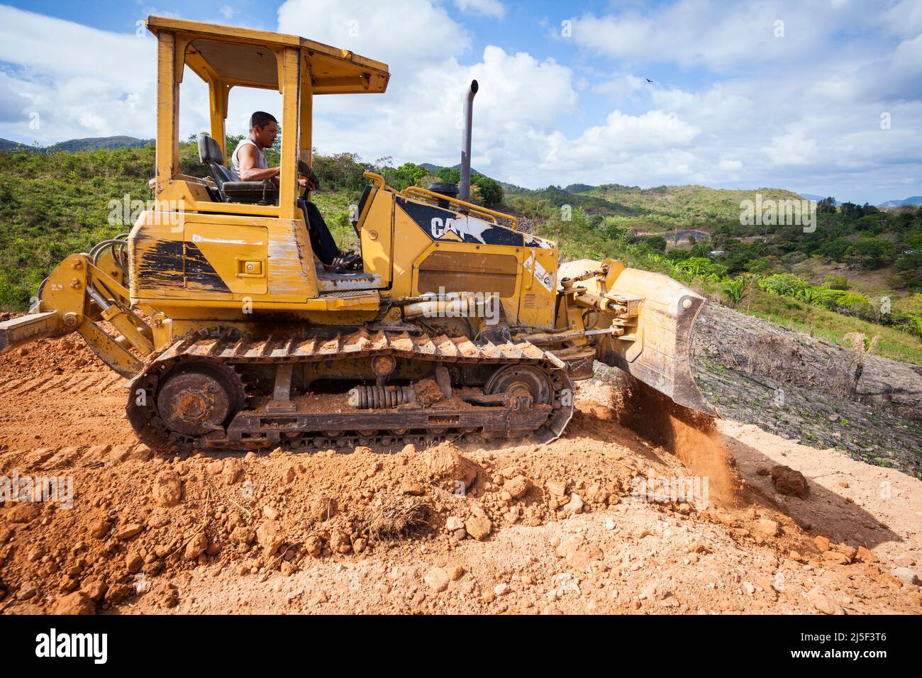Un bulldozer è al lavoro in un cantiere di costruzione a Las Minas, provincia di Cocle, Repubblica di Panama, America Centrale. Foto Stock