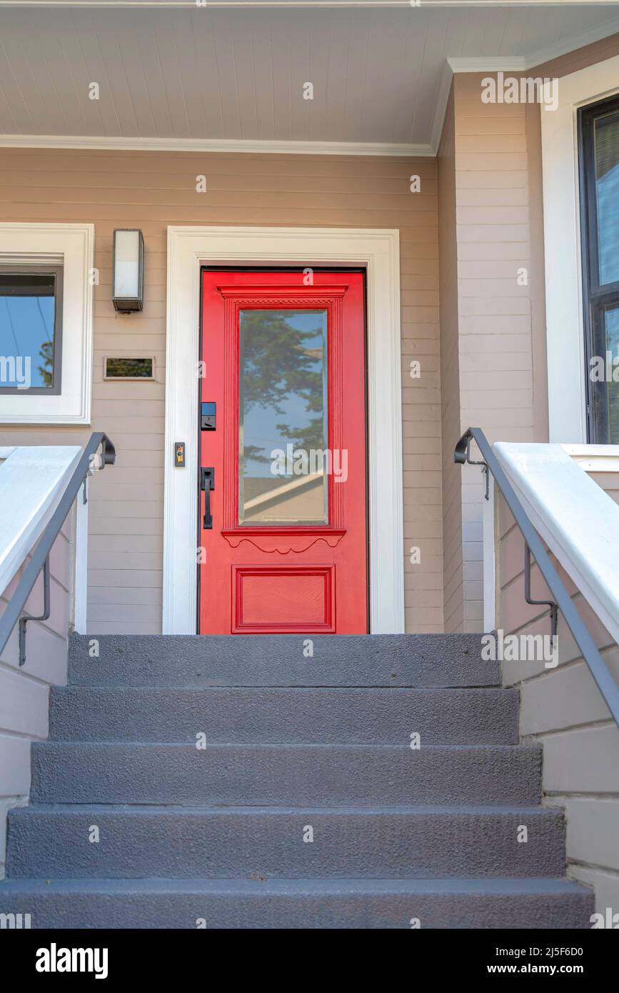 Porta d'ingresso rossa con pannello finestra e serratura digitale a San Francisco, California Foto Stock