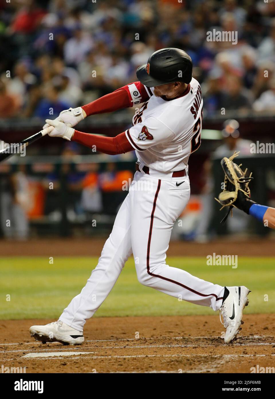 Phoenix, Arizona, Stati Uniti. 22nd Apr 2022. Pavin Smith (26) dei Diamondbacks dell'Arizona ottiene un doppio di levarsi in piedi in su nel 2nd inning fra i Mets di New York ed i Diamondbacks dell'Arizona a campo di caso a Phoenix, Arizona. Michael Cazares/Cal Sport Media/Alamy Live News Foto Stock