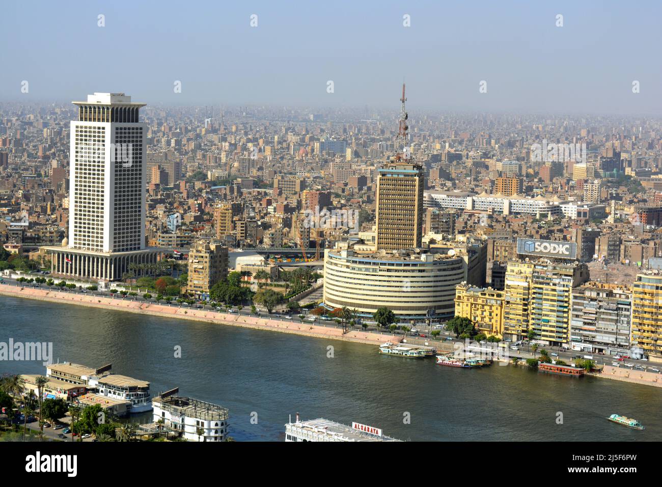Cairo, Egitto, maggio 18 2018: Vista aerea dello skyline della città del Cairo sulla riva del Nilo con radio egiziana e la televisione edificio sulla destra e minis Foto Stock