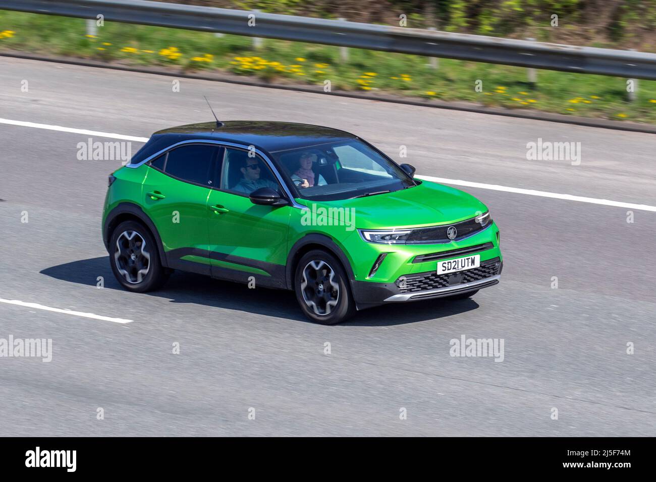 2021 verde Vauxhall Mokka Launch Edition EV SRI Nav Premium Elettricità 1 velocità automatica; guida sull'autostrada M61, Regno Unito Foto Stock