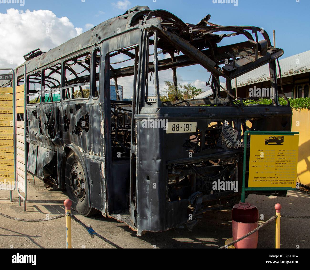 Resti dell'autobus che è stato fatto saltare in attacco terroristico nel 1990-s.Museo di EGED. Holon, Israele. APR-20-2022. Foto Stock