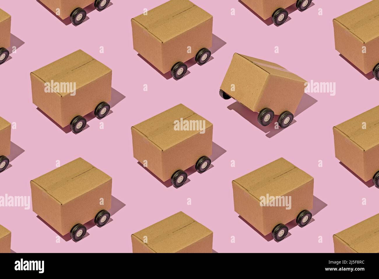 Modello isometrico con scatole di cartone su ruote, in quanto i camion trasportano pacchi e effettuano consegne. Traffico logistica container. Foto Stock