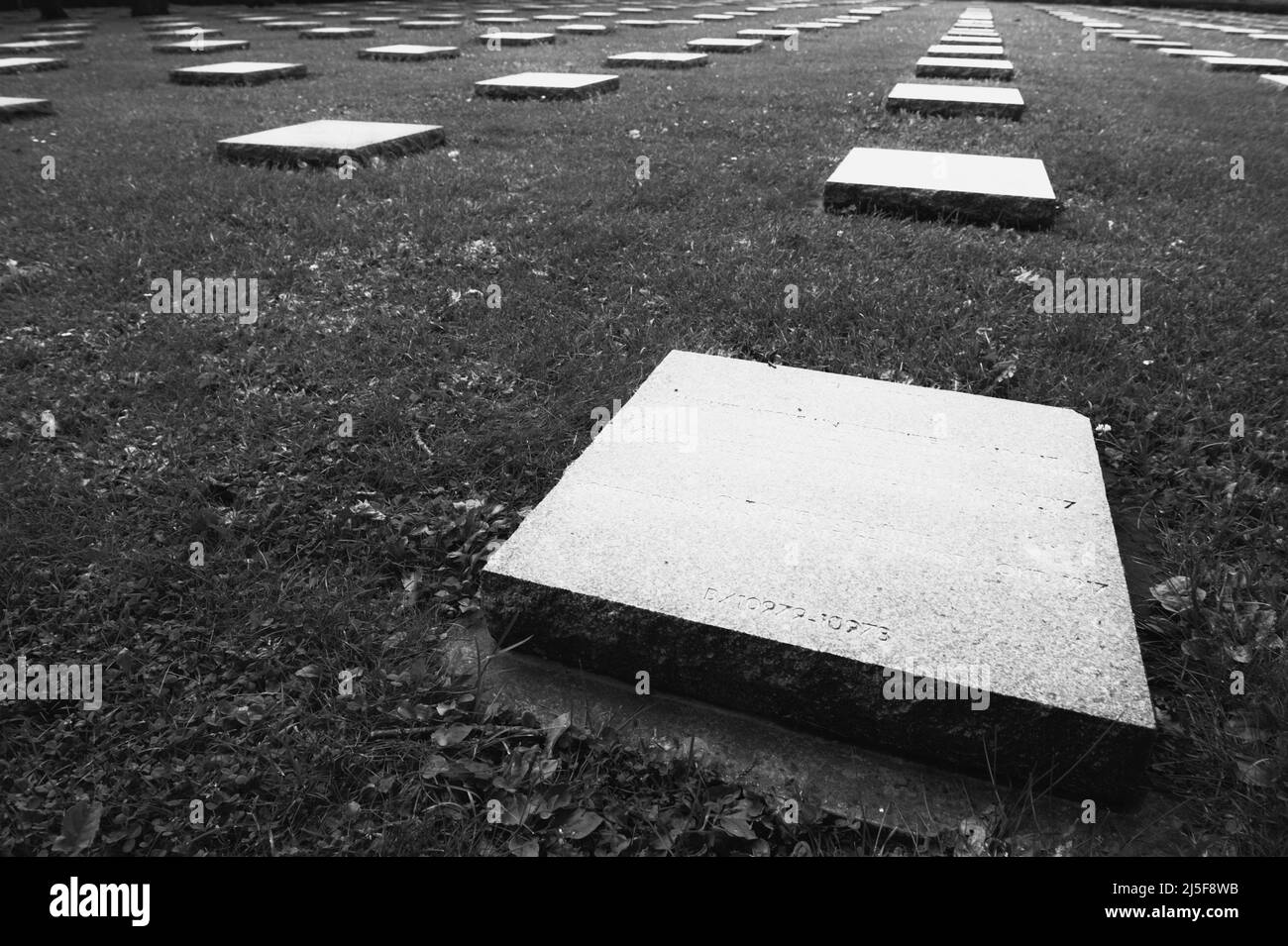 Yper, Belgio - 7 agosto 2021. Dettaglio dei monumenti di guerra al cimitero di Langemark. Langemark è il più famoso cimitero tedesco di prima guerra mondiale in Belgio. Foto Stock