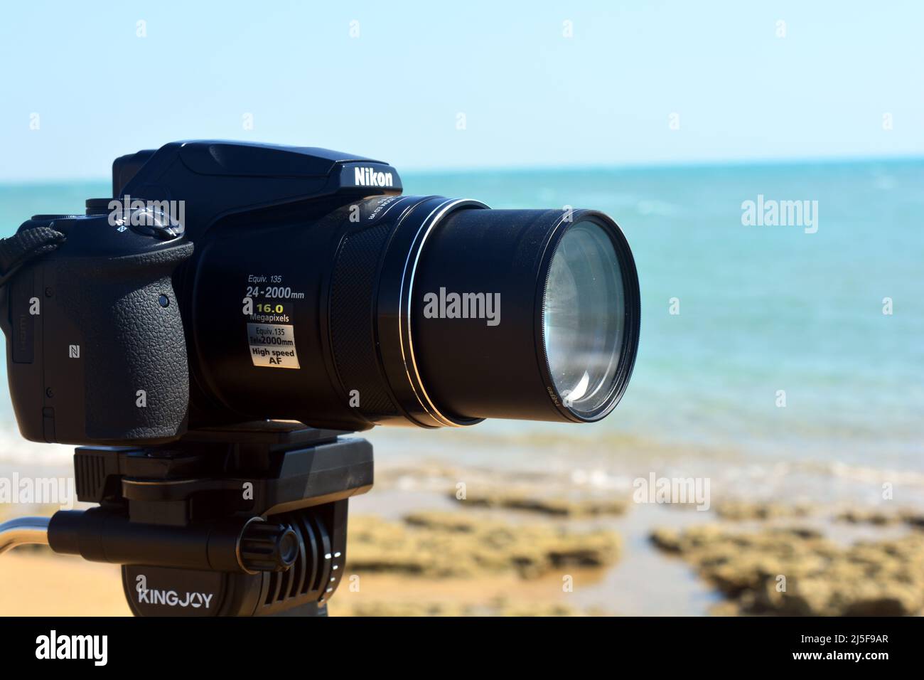 Sinai, Egitto, 23 2018 agosto: Una macchina fotografica digitale Nikon su un treppiede che riprende e registra una scena naturale su una spiaggia del Sinai del Sud di fronte al rosso s Foto Stock Sinai, Egitto, 23 2018 agosto: Una macchina fotografica digitale Nikon su un treppiede che riprende e registra una scena naturale su una spiaggia del Sinai del Sud di fronte al rosso s Foto Stock