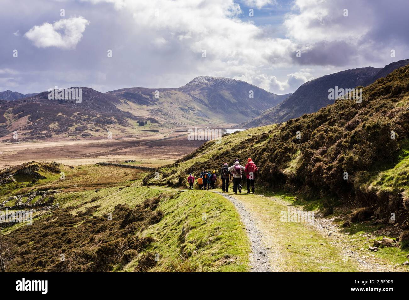 Un gruppo di escursionisti che camminano lungo una pista nella valle di CWM Eigiau nelle montagne del Parco Nazionale di Snowdonia. Conwy, Galles settentrionale, Regno Unito, Gran Bretagna Foto Stock