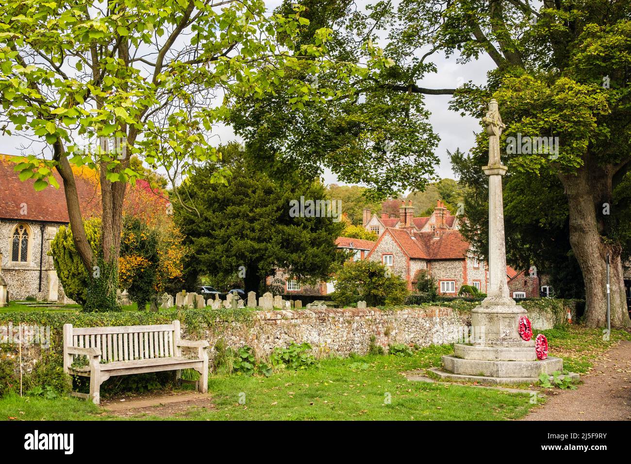 Sede e monumento ai caduti fuori dalla chiesa nel centro storico del villaggio di Chilterns. Hambleden, Buckinghamshire, Inghilterra, Regno Unito, Gran Bretagna Foto Stock