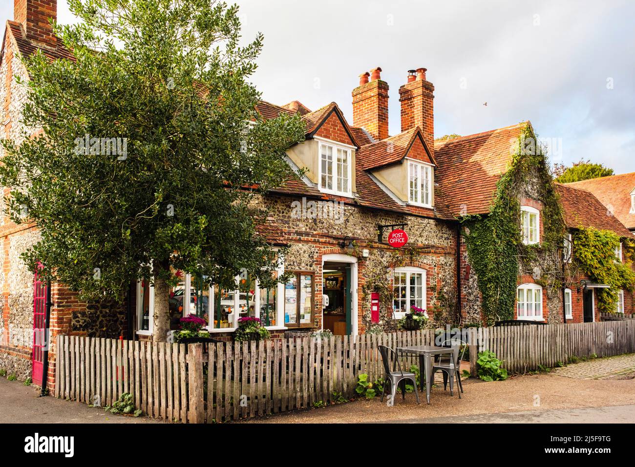 Ufficio postale con negozi e cottage nello storico villaggio di Chilterns di Hambleden, Buckinghamshire, Inghilterra, Regno Unito, Gran Bretagna Foto Stock