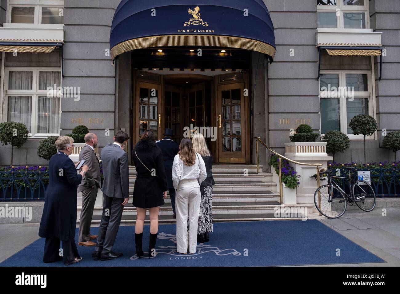 Persone fuori dal Ritz Hotel il 13th aprile 2022 a Londra, Regno Unito. Il Ritz London è un hotel a 5 stelle classificato Grade II situato a Piccadilly, simbolo dell'alta società e del lusso. E' uno degli hotel piu' prestigiosi e conosciuti al mondo. Foto Stock