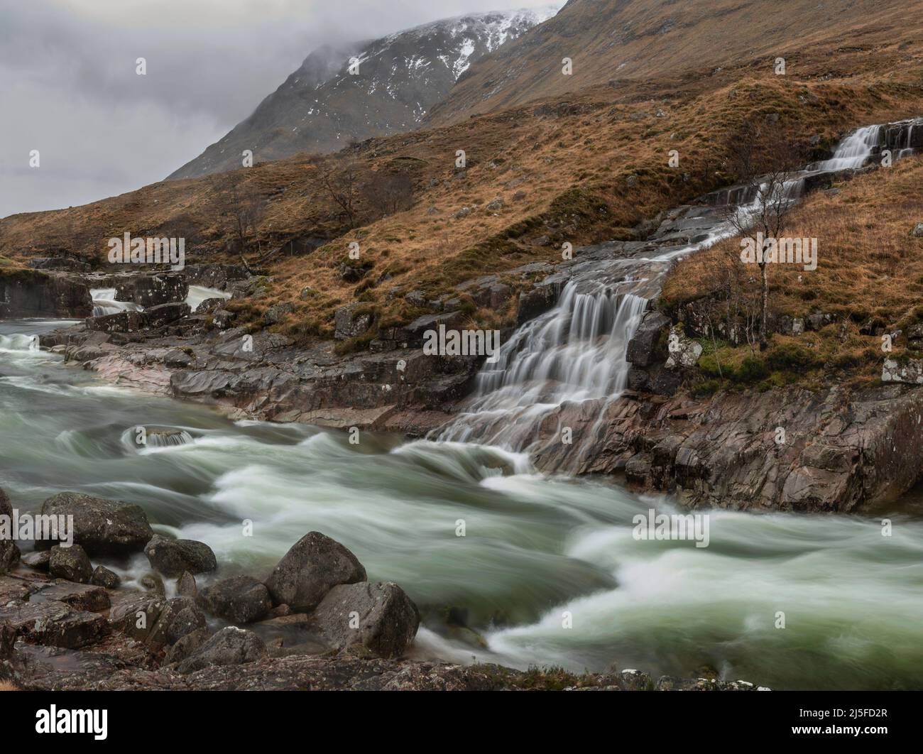 Splendida immagine del paesaggio invernale delle cascate River Etive e Skyfall Etive nelle Highlands scozzesi Foto Stock