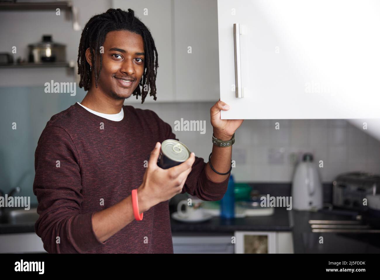Ritratto di Male University o studente del College cucina pasto in Campus Kitchen Foto Stock