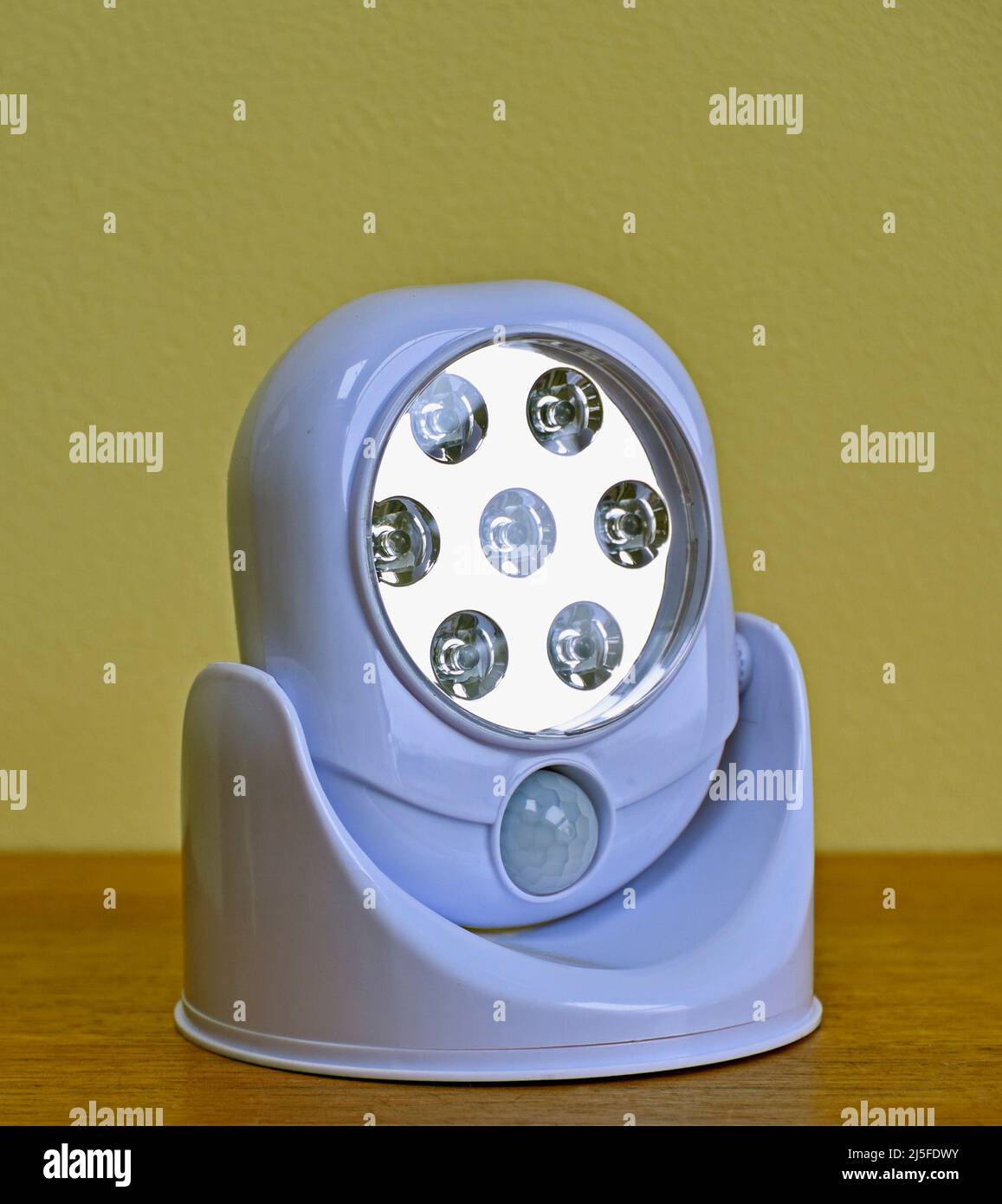 Sensore luminoso: Luce di sicurezza a LED sensibile al movimento. JML. Foto Stock