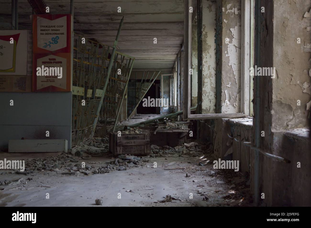 Corridoio in una scuola abbandonata a Pripyat. Zona di esclusione di Chernobyl Foto Stock