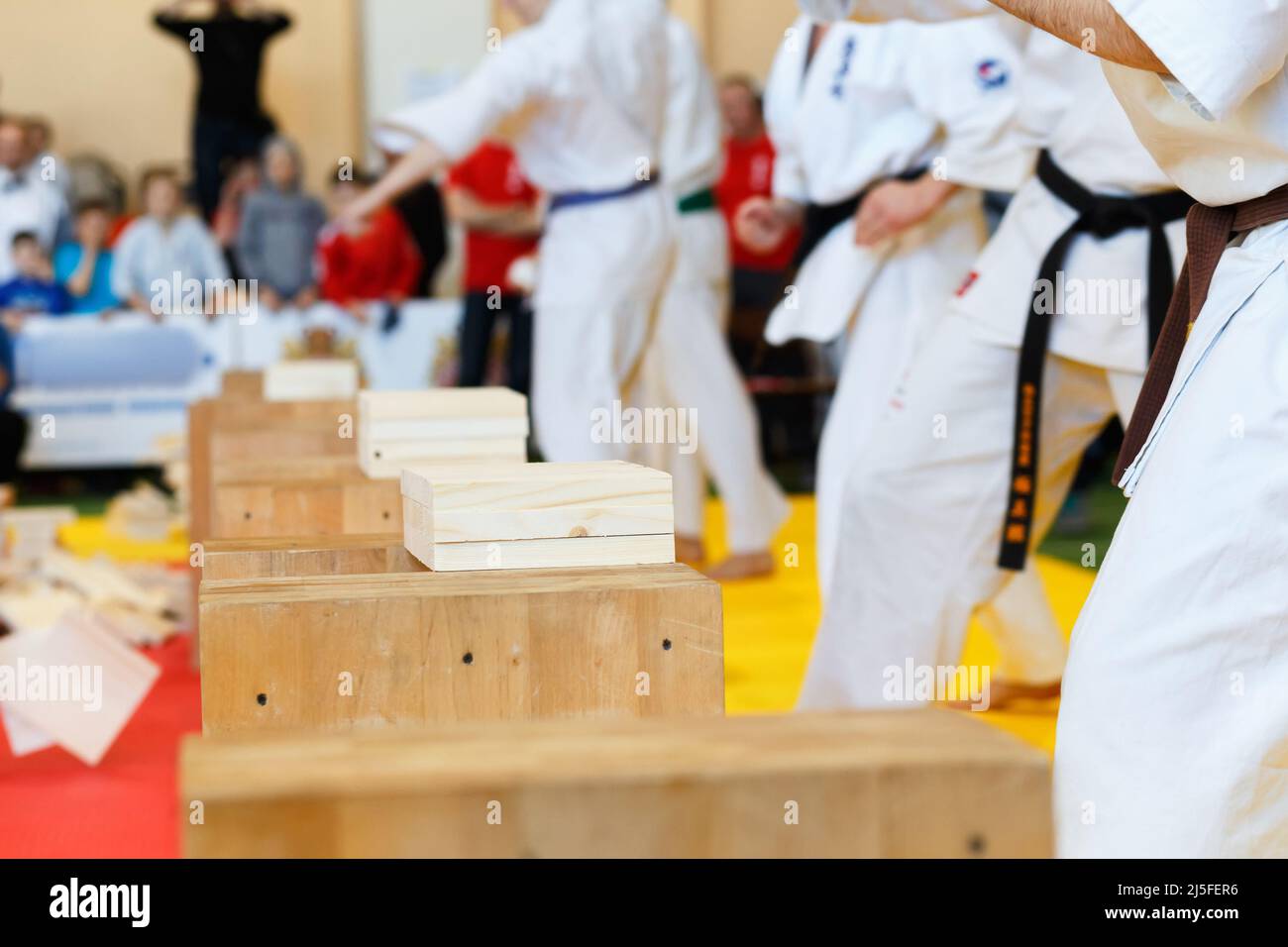 Gli artisti marziali rompono le tavole di legno a mano Foto Stock