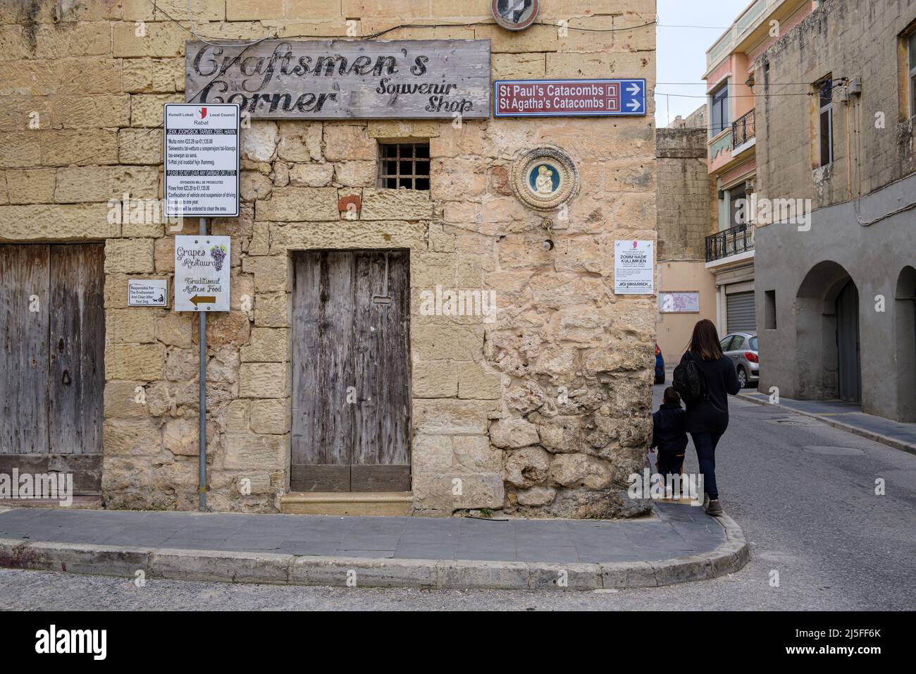 Chiuso il negozio di souvenir Artigianato's Corner, Rabat, Malta Foto Stock