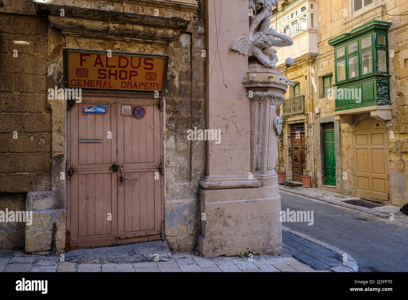 Un piccolo tendaggi a la Valletta, Malta Foto Stock