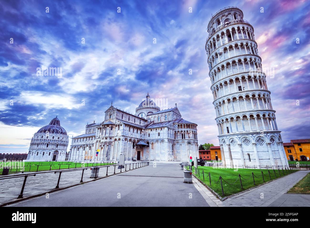 Pisa, Italia. La Cattedrale e la Torre di Pisa, famosa meta di viaggi mondiali, Toscana. Foto Stock