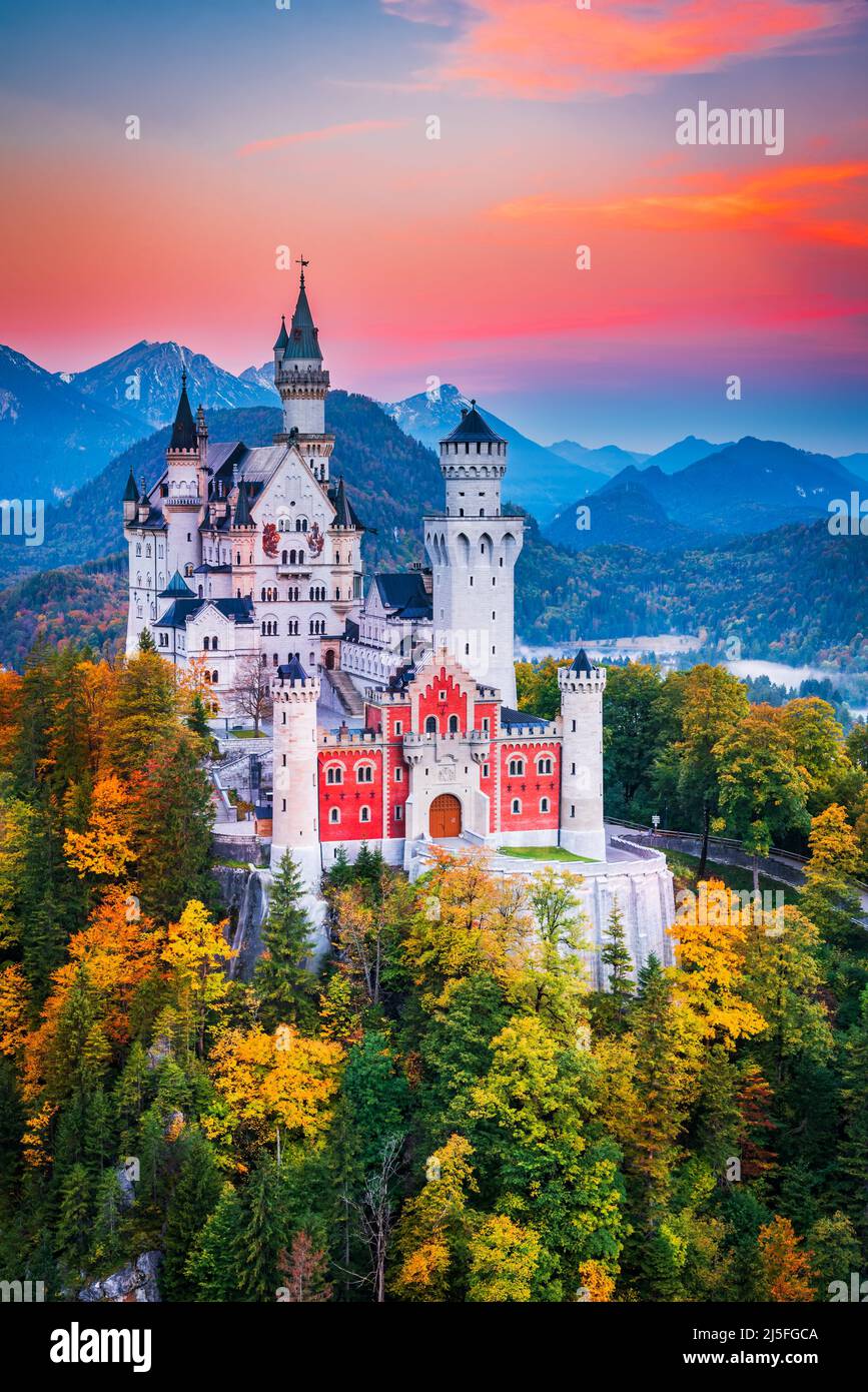 Castello di Neuschwanstein, Germania - Baviera nei bellissimi colori autunnali, provincia di Fussen e Alpi Bavaresi, tedesco sfondo viaggio. Foto Stock