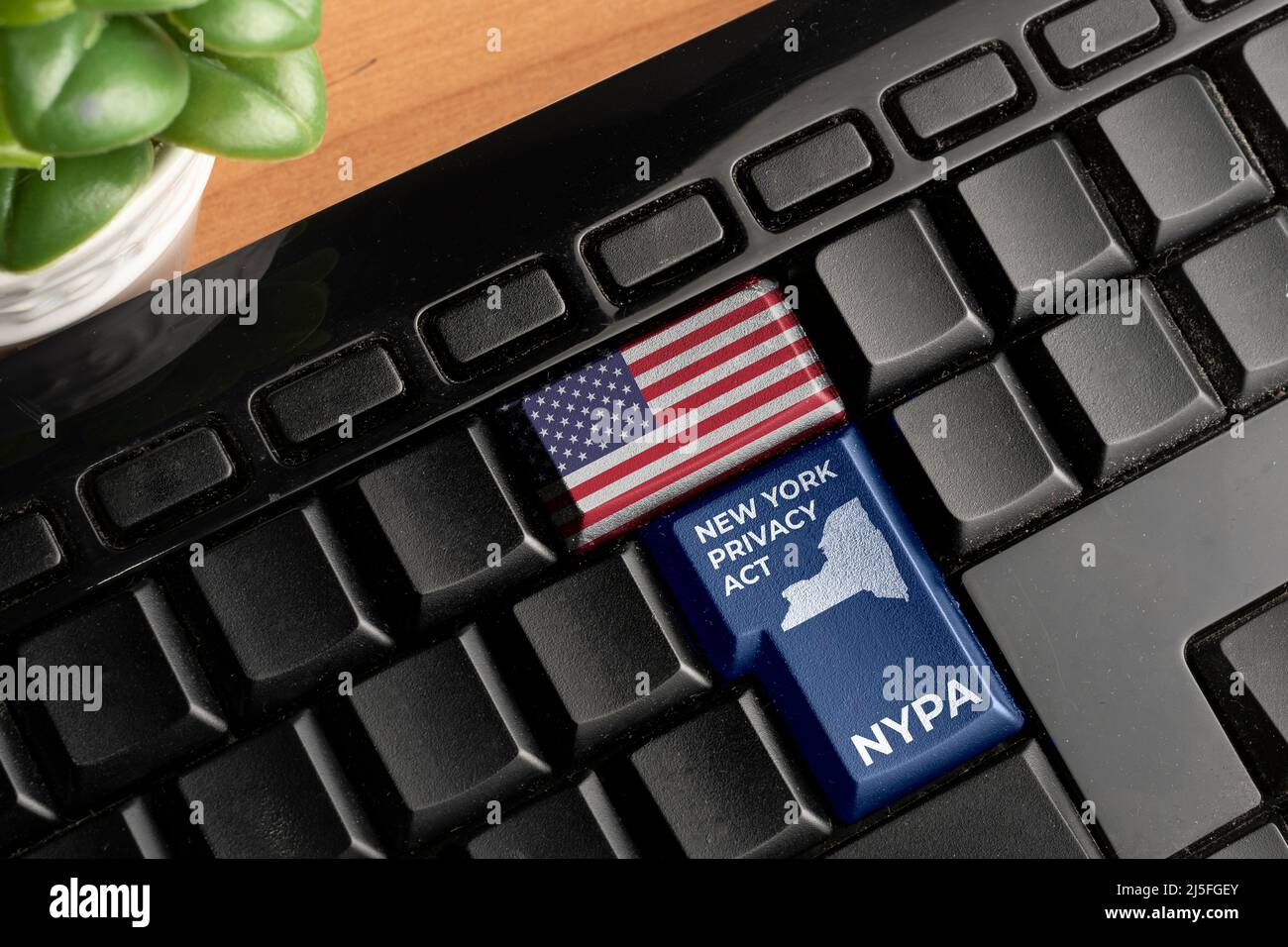 Concetto NYPA (New york privacy Act): Tastiera per computer con bandiera USA e tasto blu con testo New York Privacy Act Foto Stock