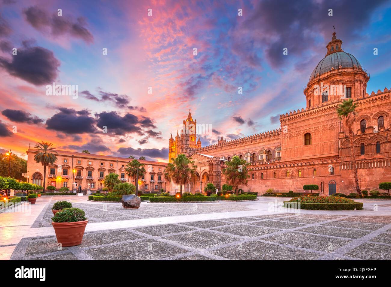 Palermo, Sicilia. Cattedrale normanna di Palermo, patrimonio mondiale dell'UNESCO in Italia, cielo colorato al tramonto. Foto Stock