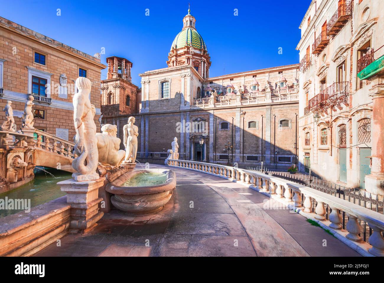 Palermo, Italia. Fontana Pretoria in Piazza Pretoria e Chiesa di San Giuseppe, Sicilia, sotto i riflettori. Foto Stock
