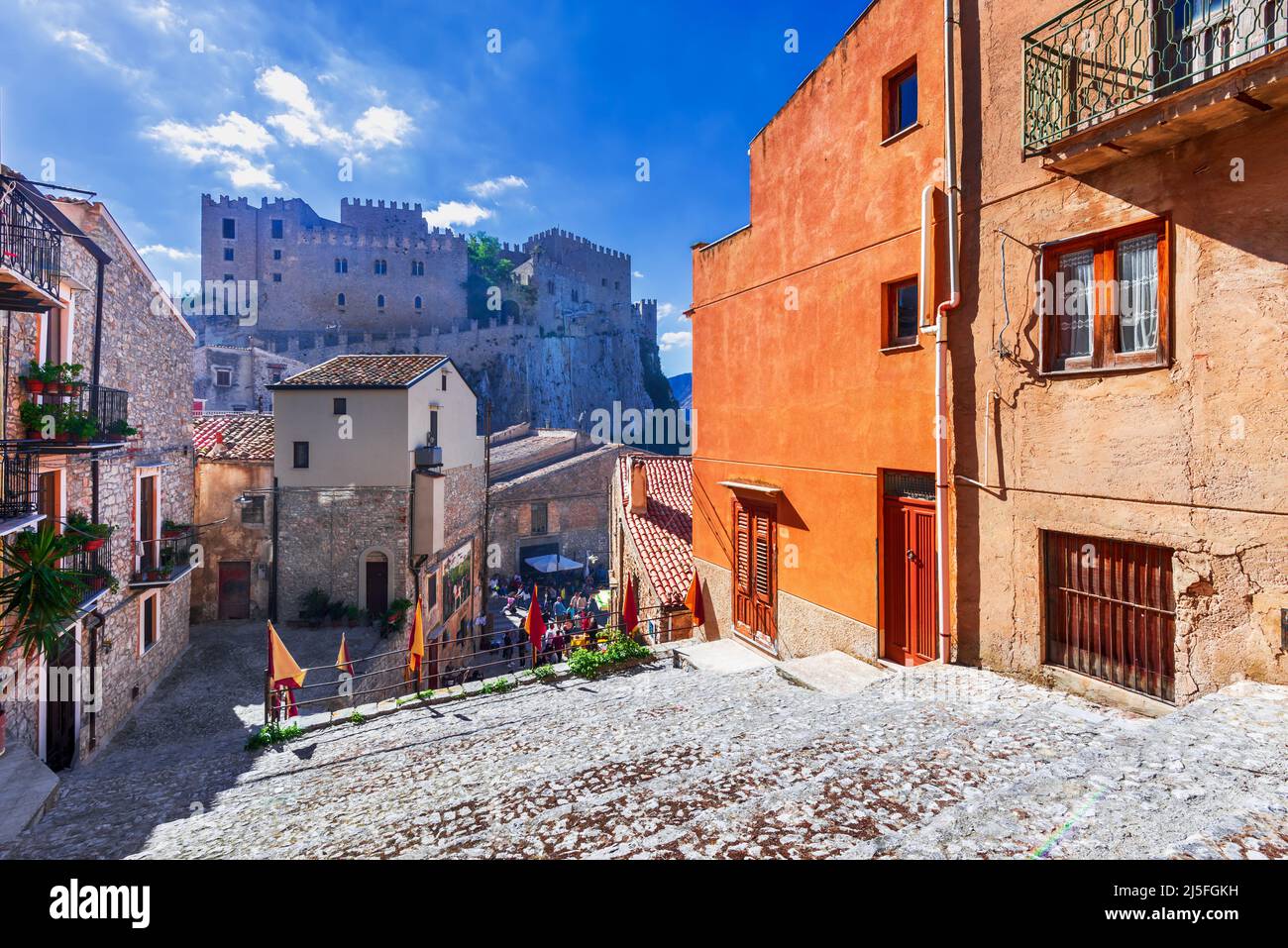Caccamo, Sicilia. Medievale città italiana con il castello normanno in Sicilia montagne, Italia. Foto Stock