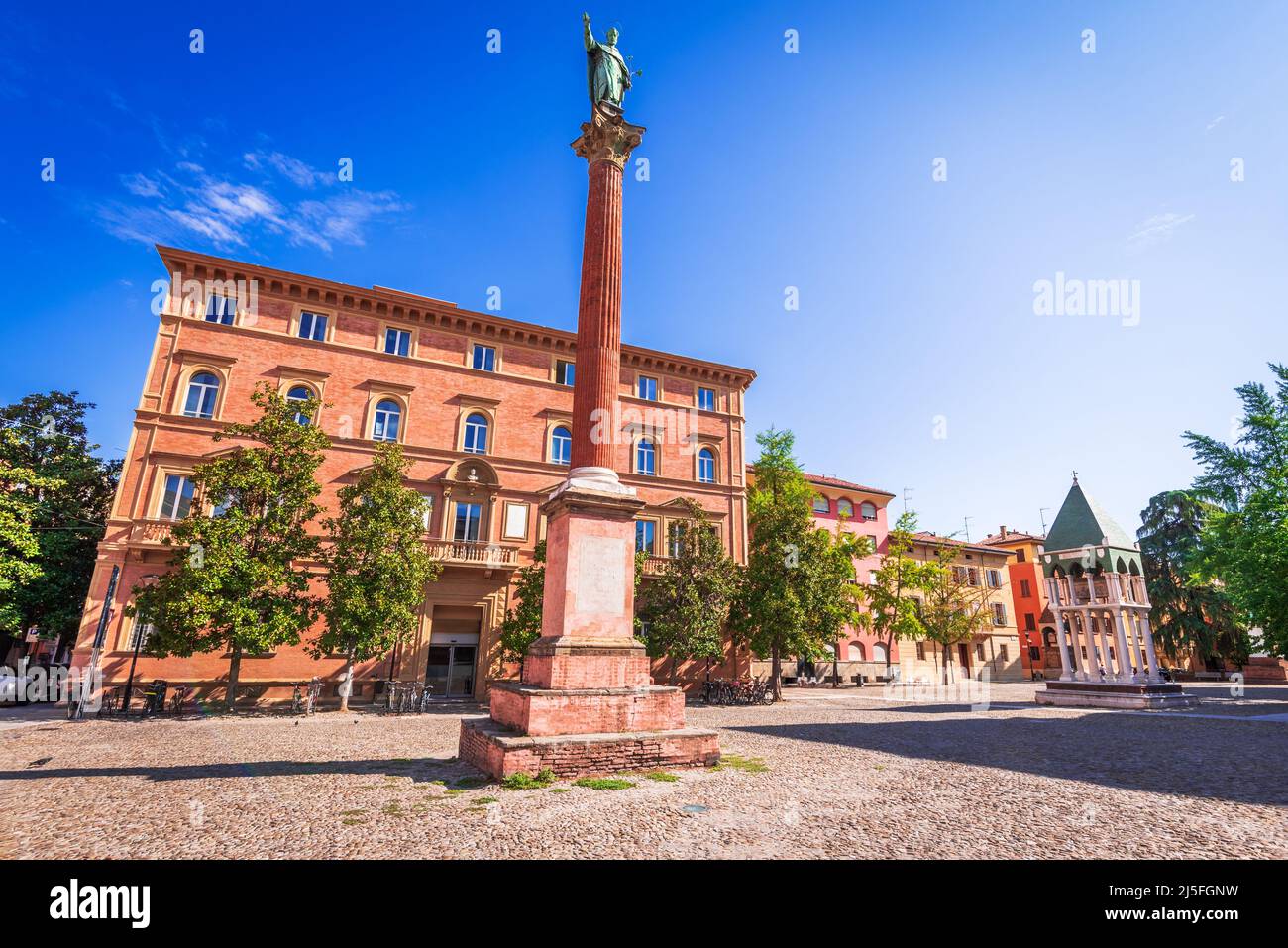 Bologna, Italia. Piazza San Domenico e Arca di Rolandino de' Passeggeri, monumenti medievali di Bologna Rossa Foto Stock