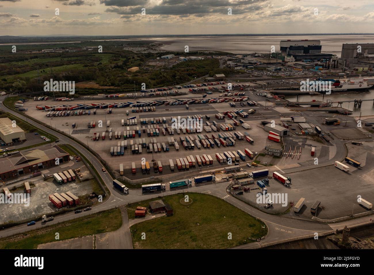 La centrale elettrica Heysham 1, la centrale nucleare e il porto vicino a Morecambe, Heysham 1 saranno chiusi per il rifornimento e il rifornimento nel 2024 Foto Stock