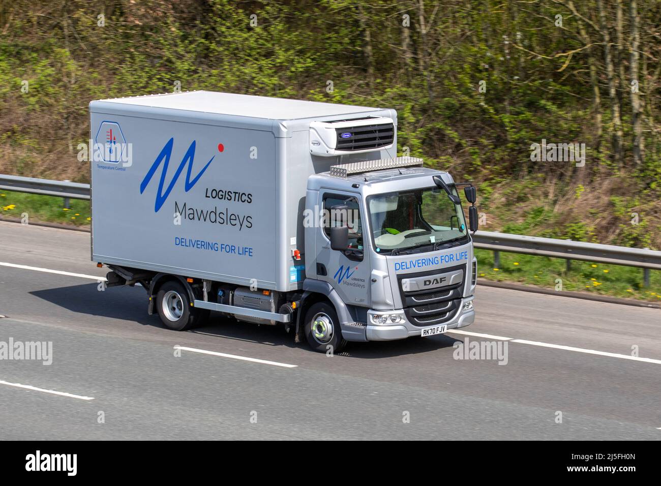 Mawdsleys Logistics "Delivering for Life" DAF LF box van 180 fa 08t 4500cc diesel Truck; guida sull'autostrada M61, Regno Unito Foto Stock
