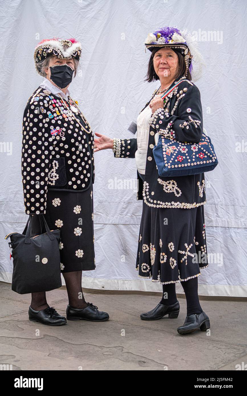 LONDRA, REGNO UNITO. 23 aprile 2022 . Pearly Kings e Queens indossando abiti decorati con bottoni madreperla che celebrano il giorno di San Giorgio a Trafalgar Square con musica dal vivo, intrattenimento e cibo. Questa sarà la prima volta che le celebrazioni del giorno di San Giorgio si svolgeranno a Trafalgar Square dal 2019, annullate a causa di restrizioni al coronavirus covid-19 . Credit: amer Ghazzal/Alamy Live News Foto Stock