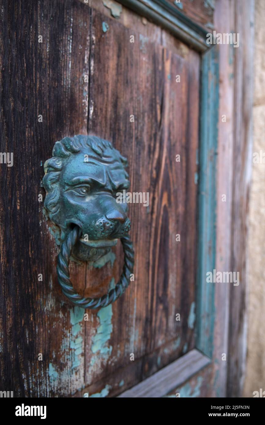 Una porta a mano battente su una porta a Venezia, Italia Foto Stock