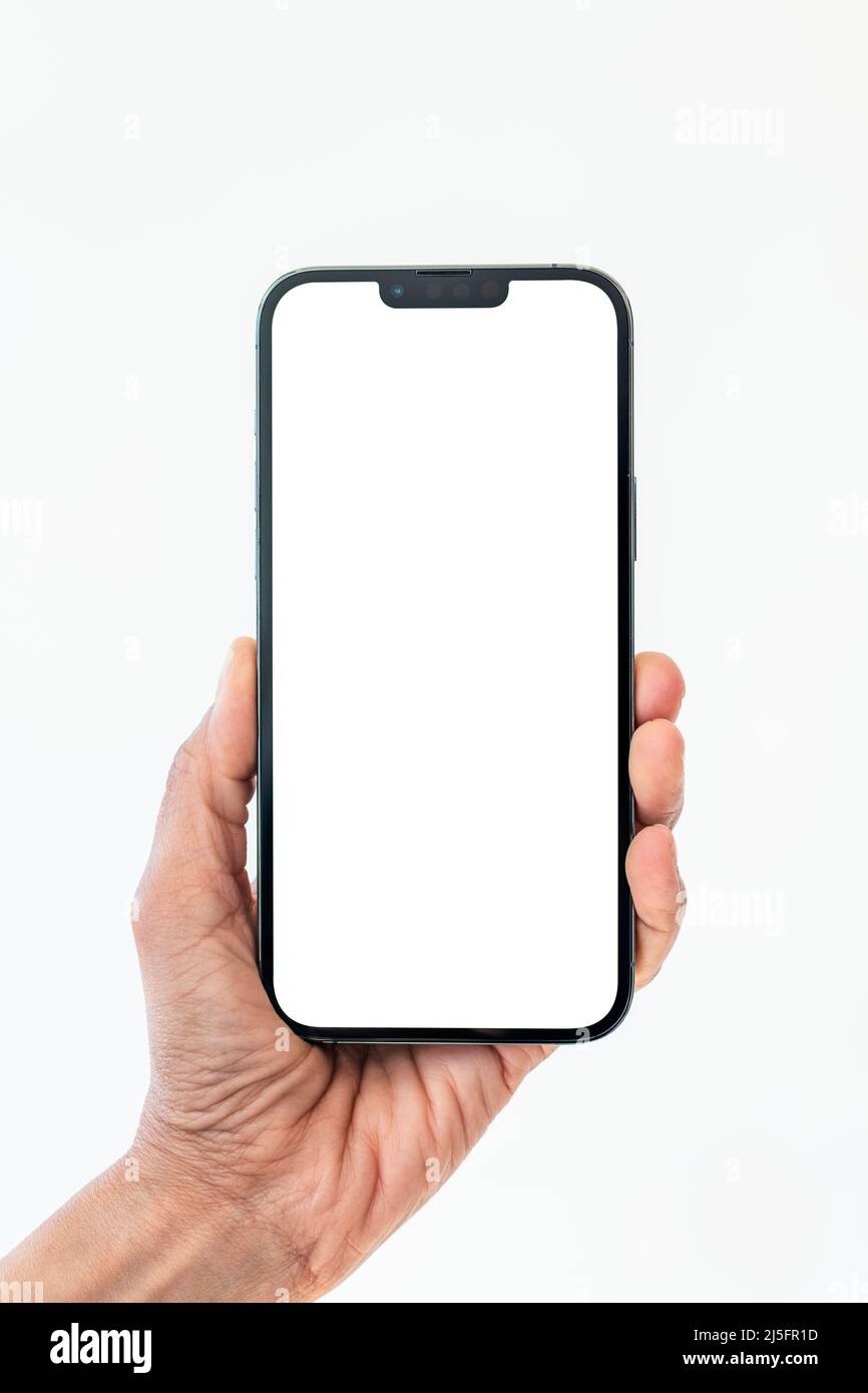 Primo piano tenere il telefono isolato su bianco, smartphone bianco schermo bianco Foto Stock