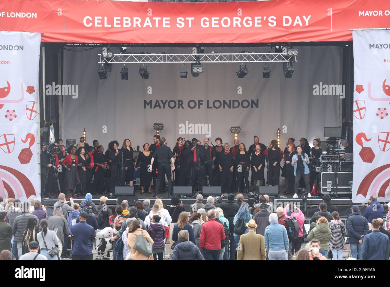 I membri del London International Gospel Choir si esibiscono sul palco, durante le celebrazioni del St George's Day a Trafalgar Square, Londra. Data foto: Sabato 23 aprile 2022. Foto Stock