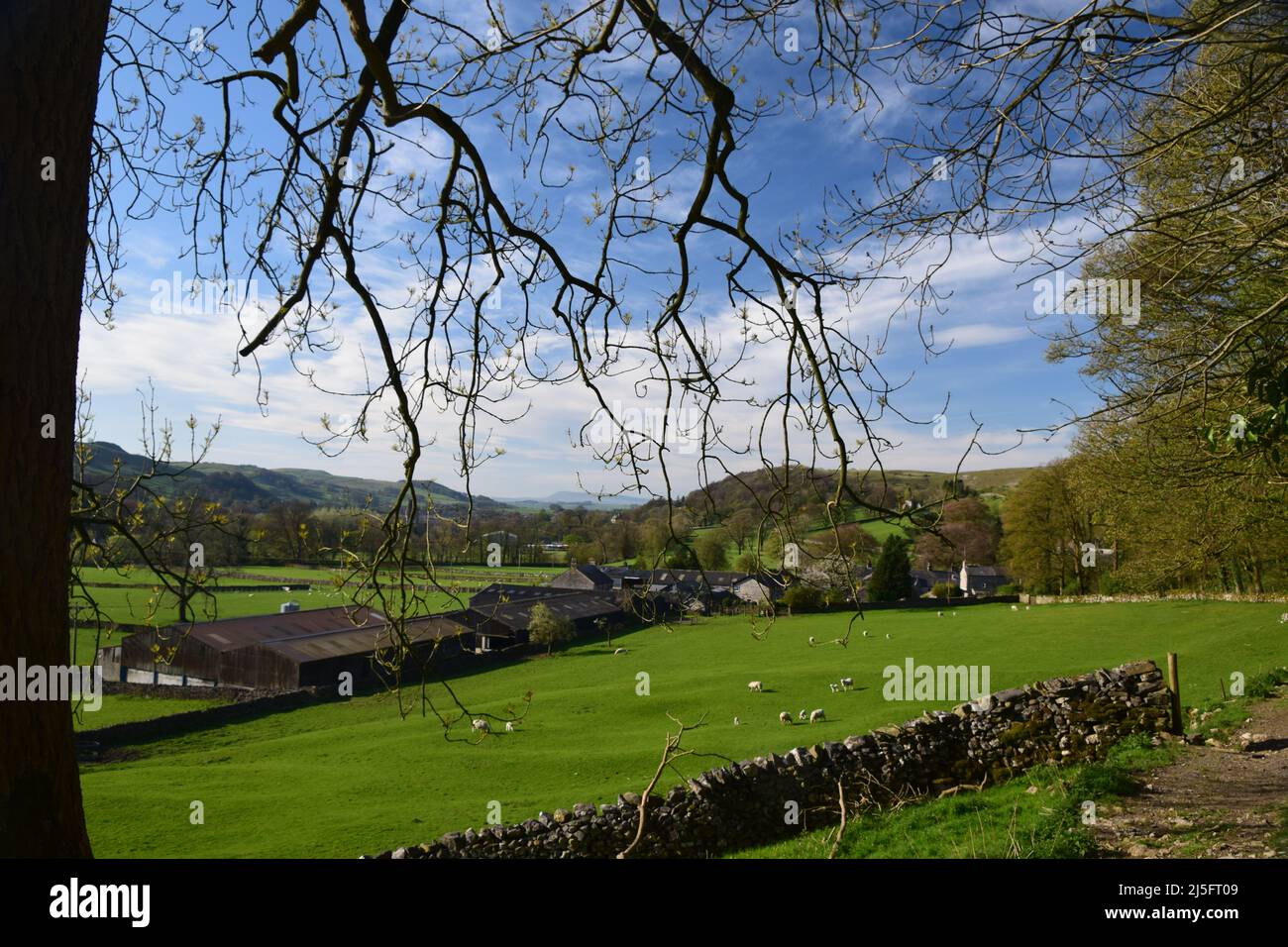 Terreno agricolo e grande cielo nelle valli dello Yorkshire Foto Stock